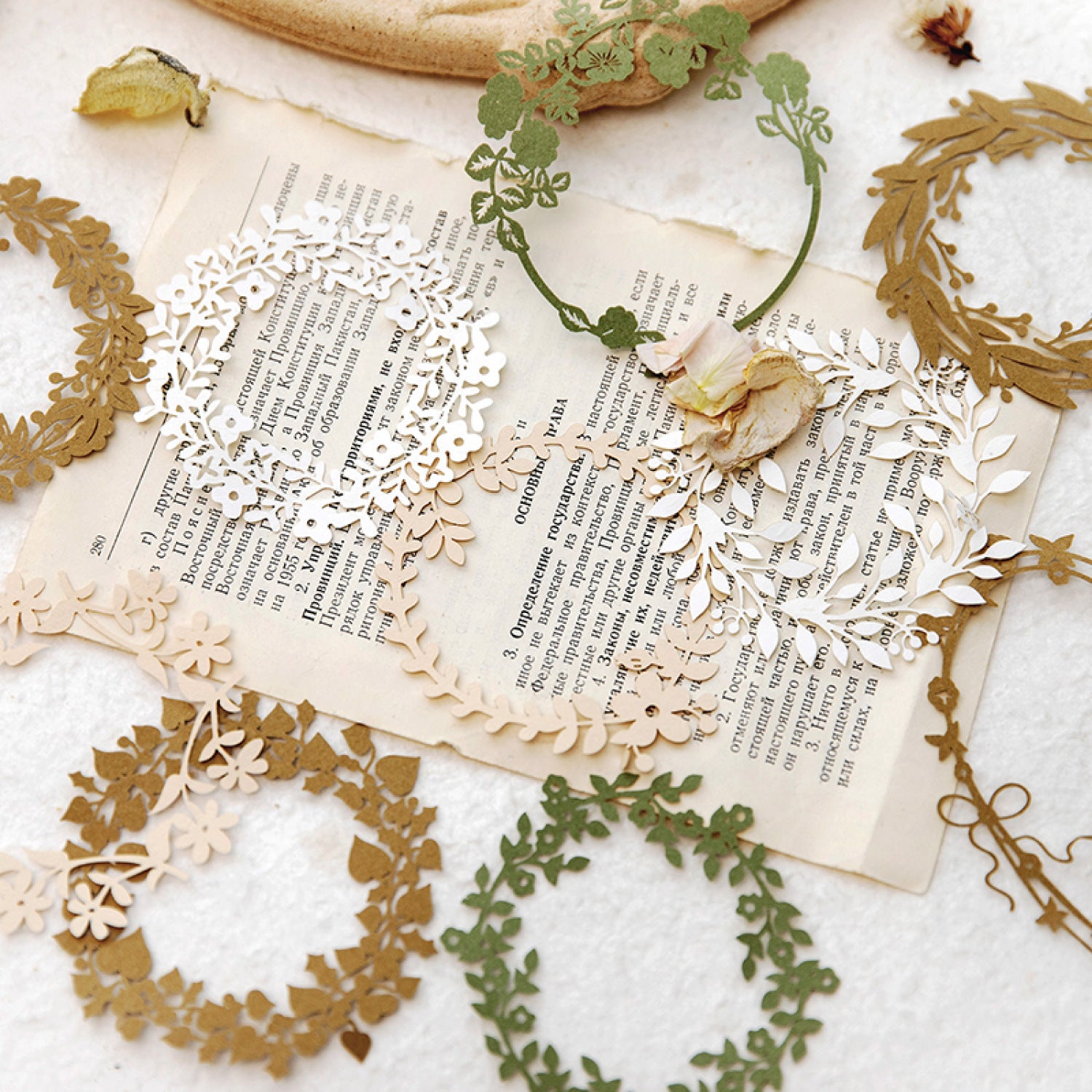10 Pcs  Wreath Cutlout Paper YYYY